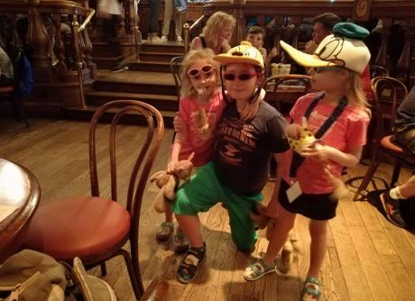 Emeline avec son frère et sa soeur