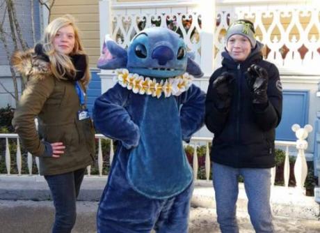 Chloé, une amie et Stitch