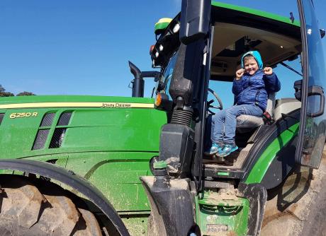 Maxence sur un gros tracteur